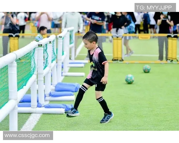 足球明星与小朋友的趣味对抗赛引发热议，谁能赢得这场友谊之战