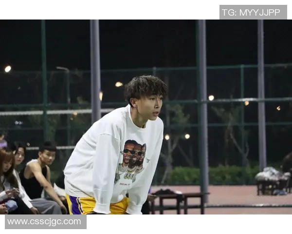 三个校草在篮球明星的魅力下展开的青春热血爱情故事